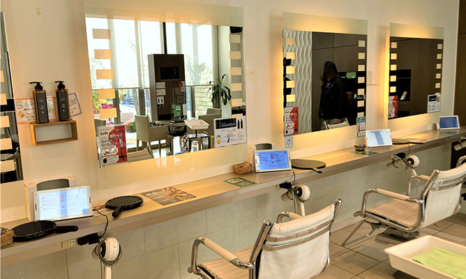 美容室店舗の各席に電子POPが設置されている画像