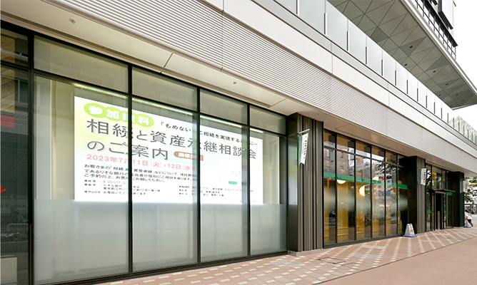 歩道に面したガラス張りの壁面を使用したデジタルサイネージの画像