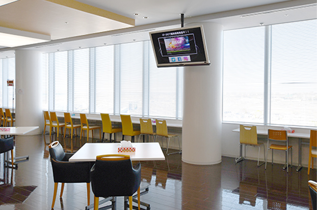 食堂の天井に設置されたデジタルサイネージ