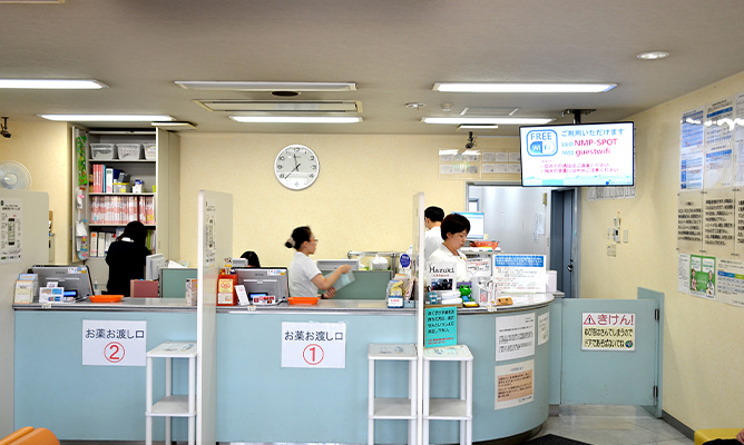 天吊りのサイネージが設置された病院の宇受付の写真