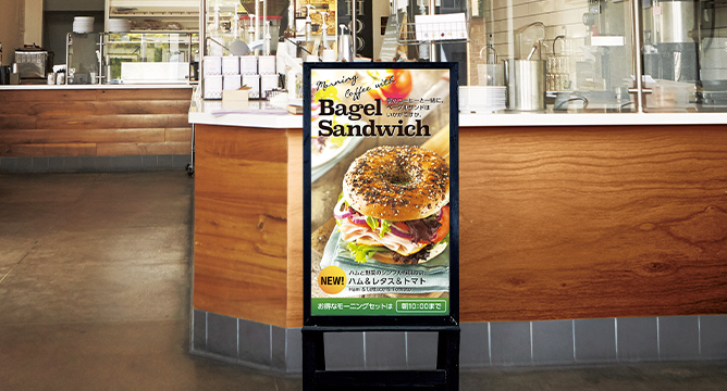 飲食店に設置されたスタンドアロン型のデジタルサイネージ例