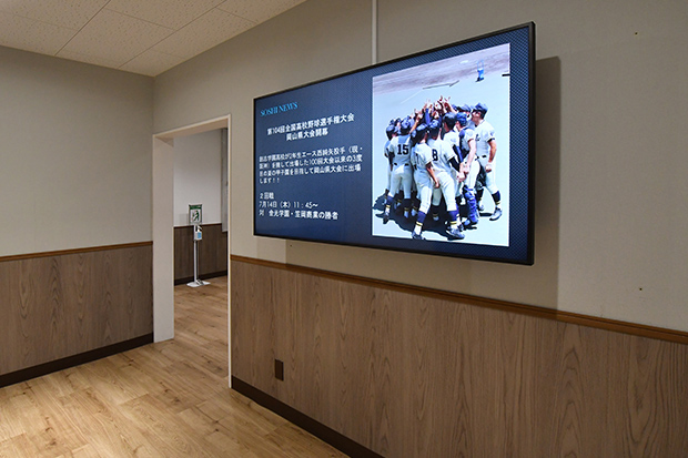 壁に設置されたデジタルサイネージの写真