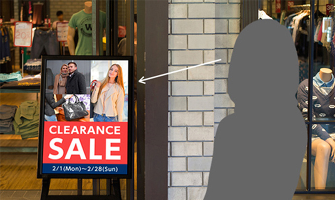 店舗の入り口に設置されたディスプレイ