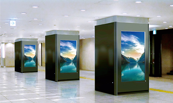 駅中の柱に設置されたディスプレイ