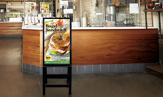 飲食店にスタンド設置されているモニター