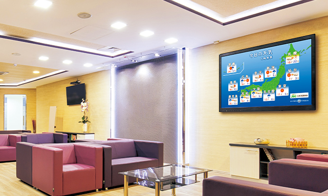 病院の待合室に壁掛け設置されているモニター