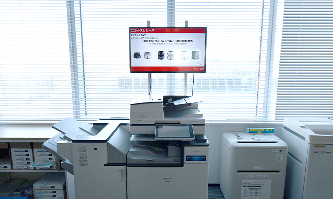 コピー機に設置されたデジタルサイネージ