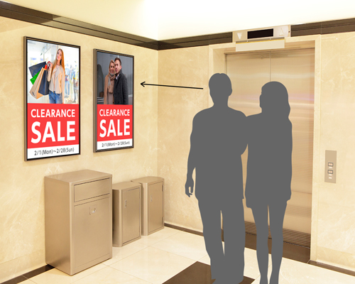 商業施設のエレベーター前に設置されたデジタルサイネージ