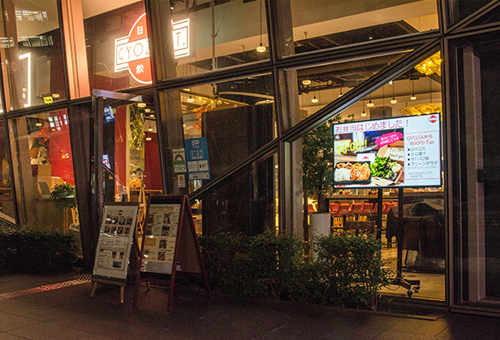 道に面した場所に設置したデジタルサイネージ例