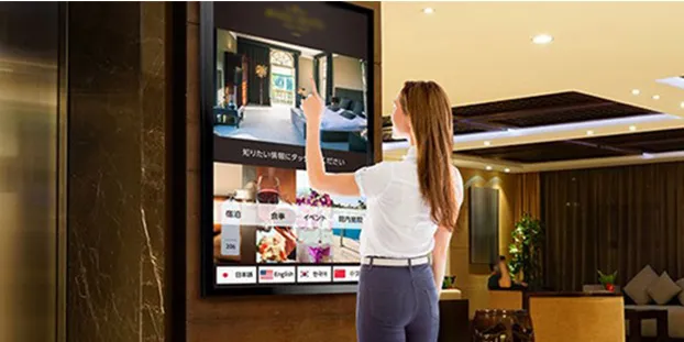 ホテルのエレベータ横に設置されたデジタルサイネージ