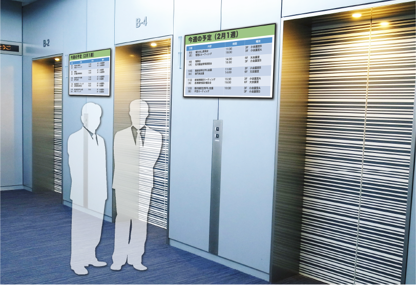 エレベータ横の壁面のデジタルサイネージ例