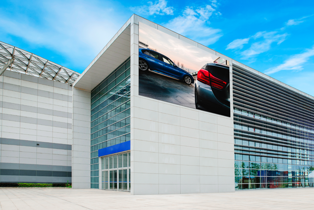 ビルの壁面に設置された大型のデジタルサイネージ例