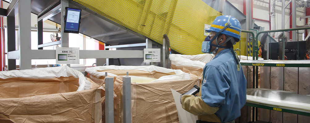 RICOHハンディセンサーをパネルにあてている写真