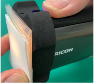 フィルムを折り重ねてリフレクション板を使用して計測している様子