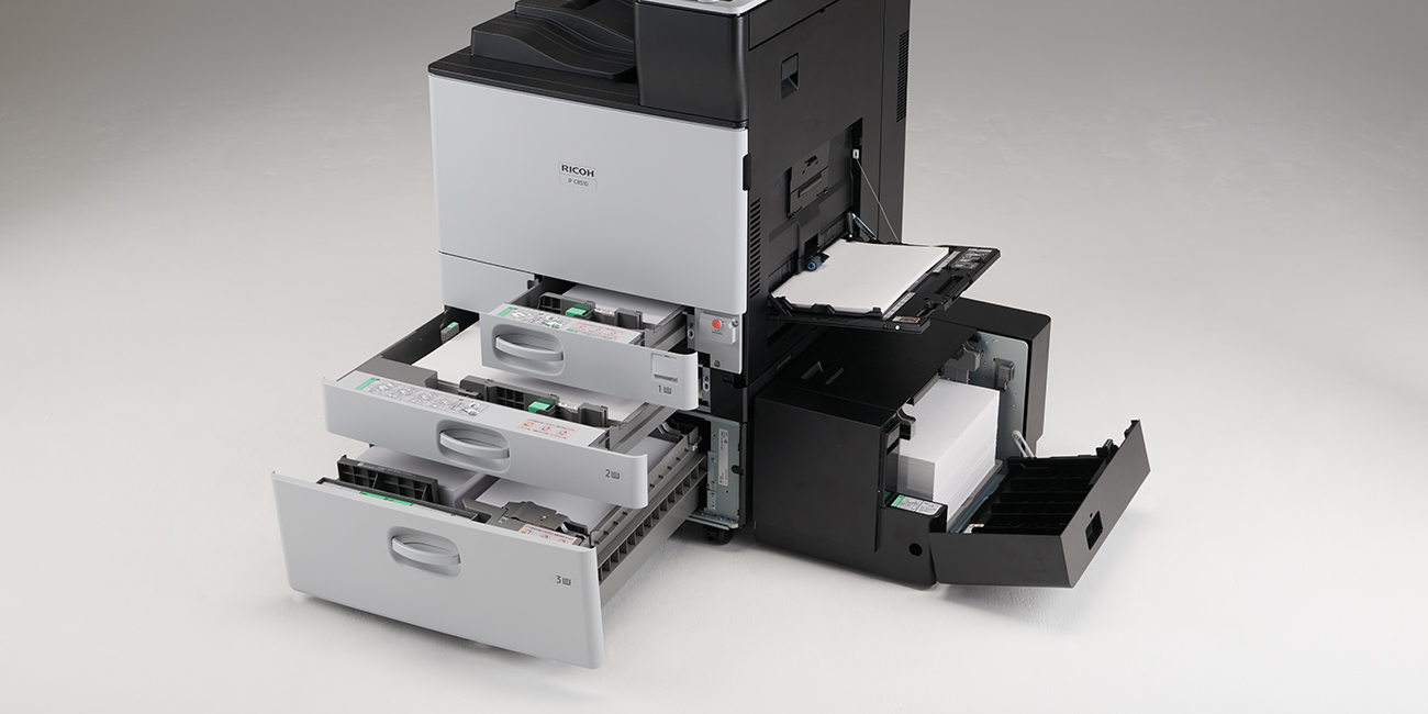 写真：標準1,280枚、最大5,200枚の大量給紙が可能