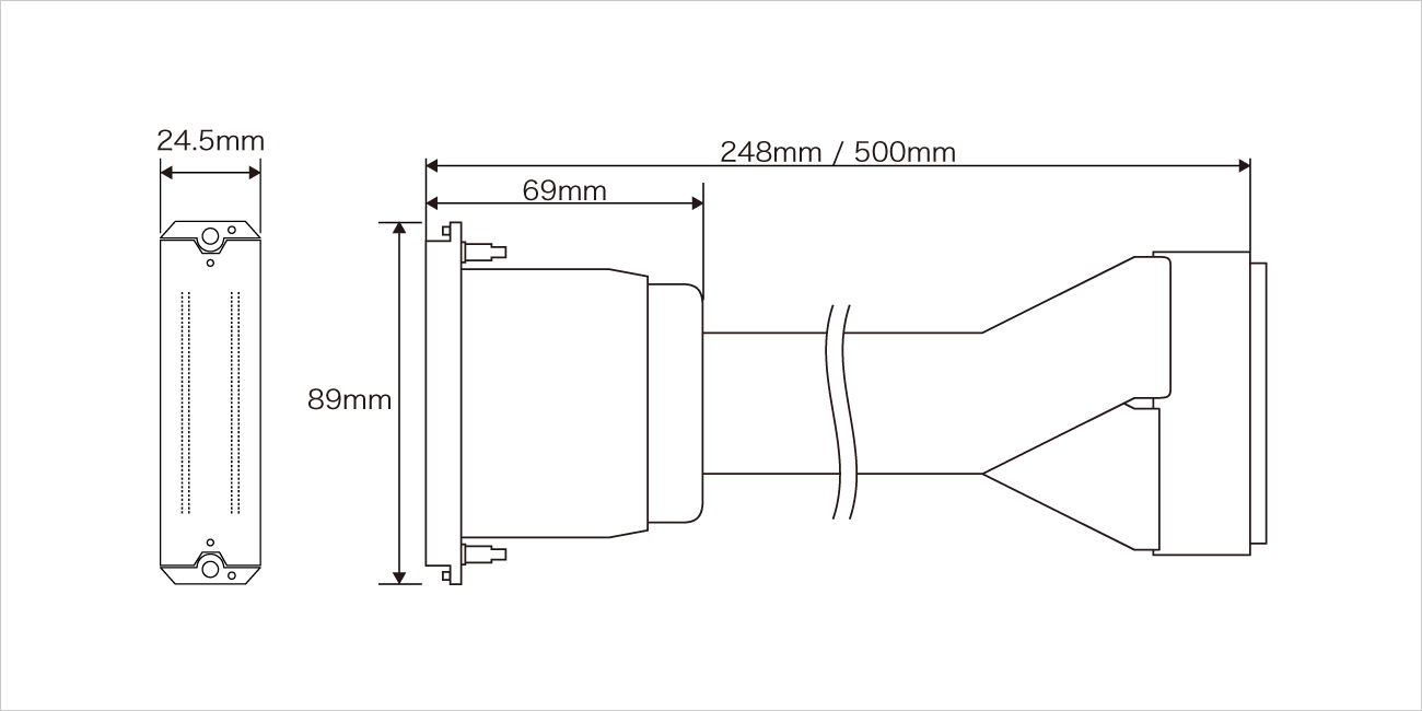 幅：89ミリメートル、奥行：24.5ミリメートル、高さ：69ミリメートル。全長（ケーブル含む）：248ミリメートルから500ミリメートル