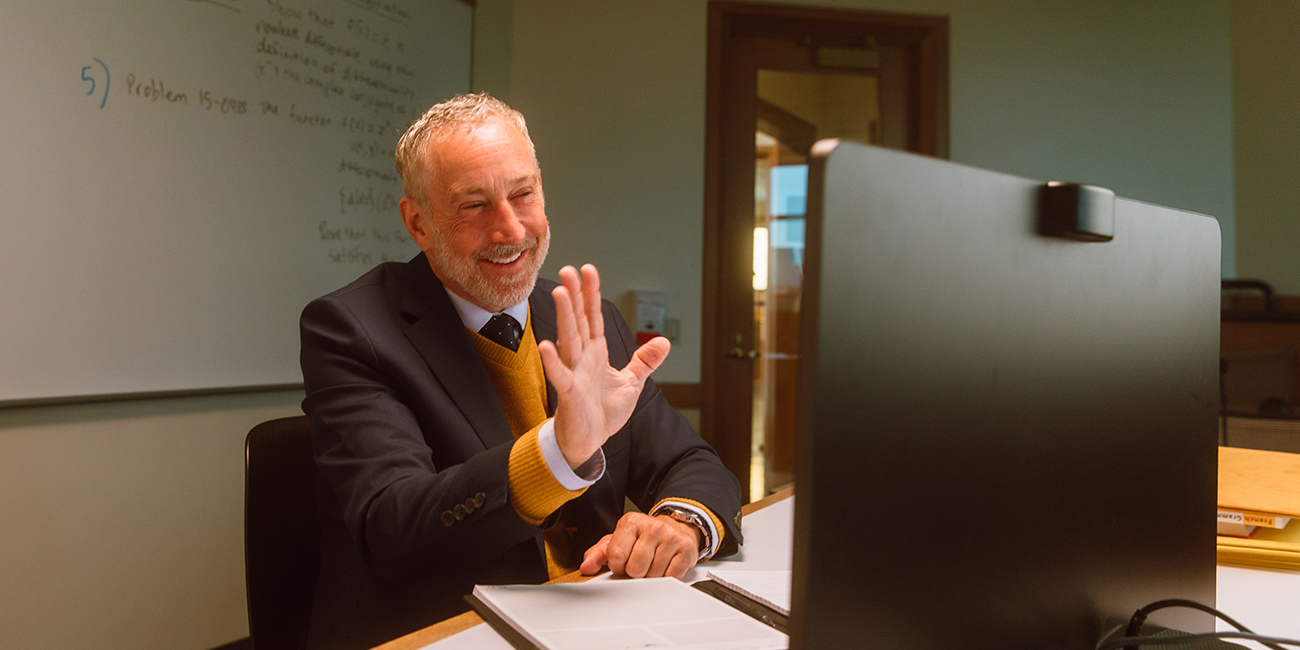 画像：zoom meetingをしている男性