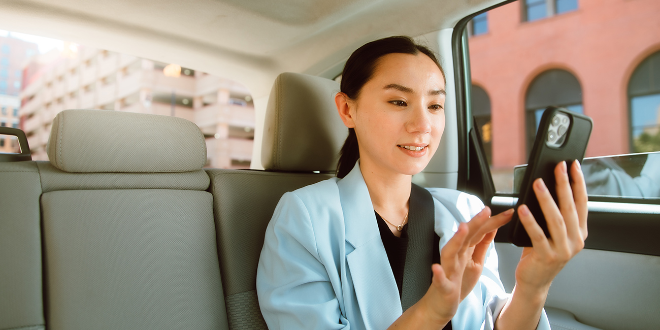 画像：車内でzoom meetingをしている女性