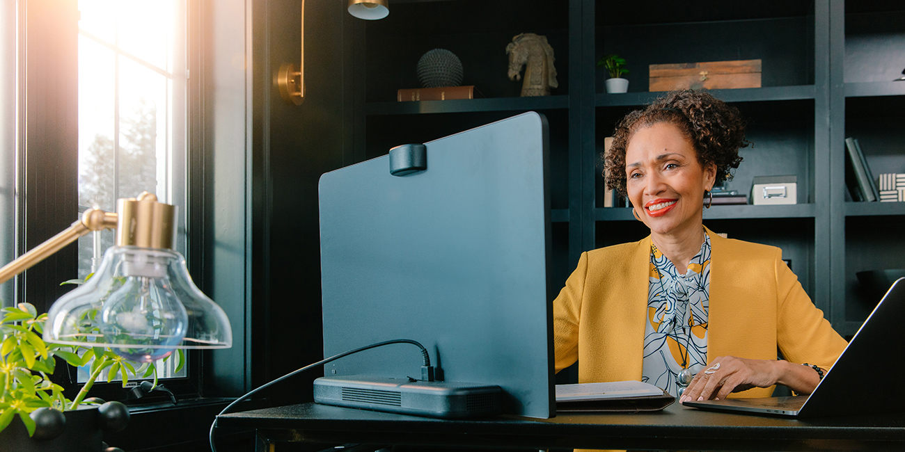 画像：zoom meetingをしている女性