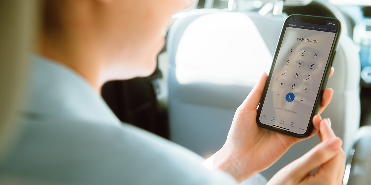 画像：電話をかけようとしている様子