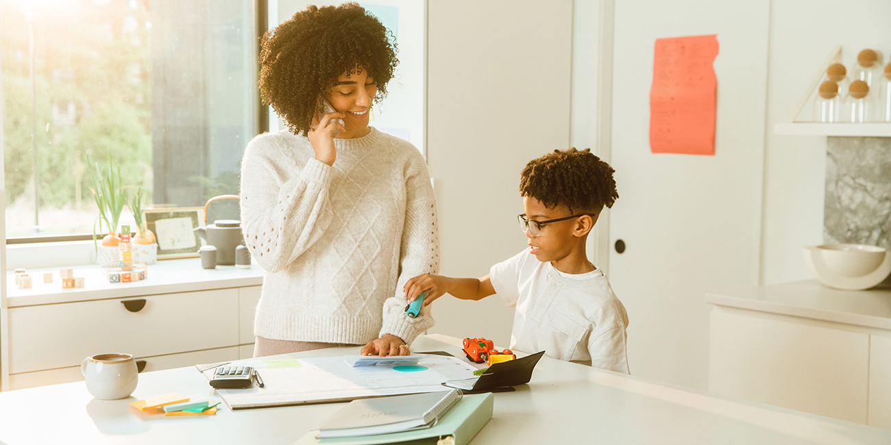 画像：自宅で子守りしながら電話している女性