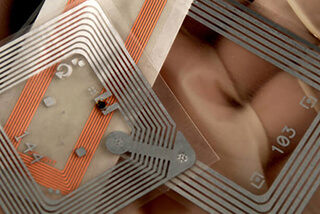 RFIDタグで在庫管理を効率化するには？仕組みや使い方、コストについて説明