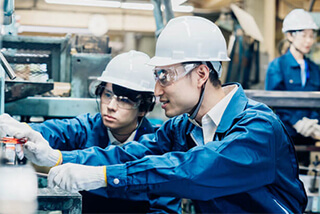 製造業が人手不足なのはなぜ？離職理由や対策方法、生産性向上のポイントを解説