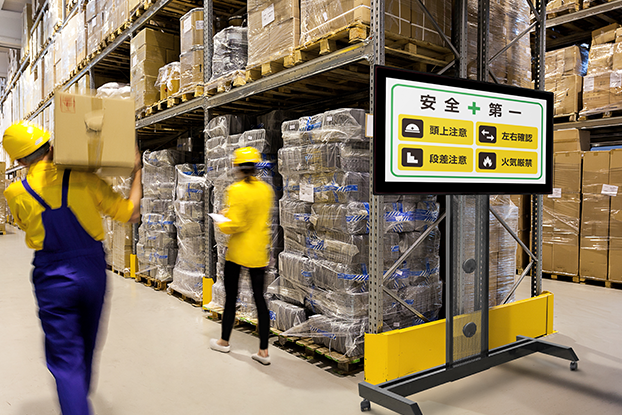 工場に設置されたデジタルサイネージ