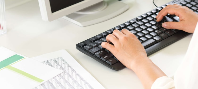 請求書や発注書を紙で回覧・承認後、会計システムへ入力するのは面倒…