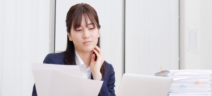 紙の書類から探すのが大変。契約書の更新漏れが発生。