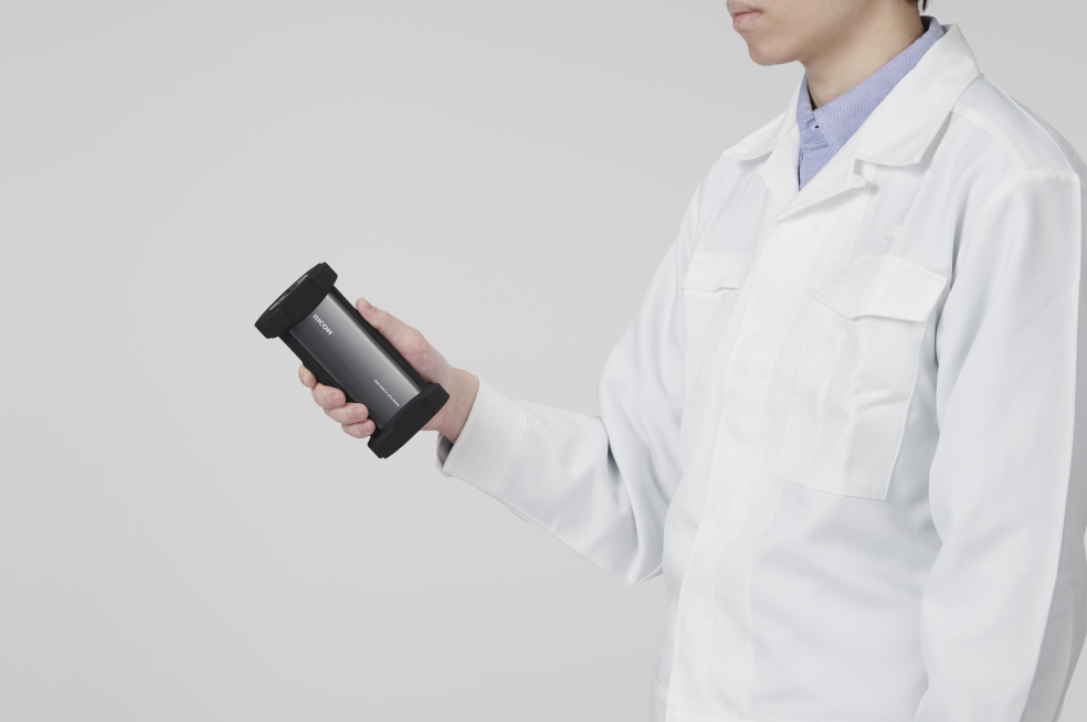 RICOH HANDY PLASTIC SENSOR B150を手に掴んでいる様子