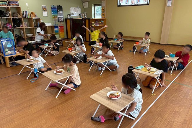 コロたまの食事風景。これも生きる力を育てる一環だ