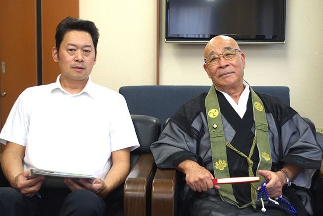 「先人の遺徳の灯を消してはいけない」と力説する河内孝道理事長（右））と大塚良太郎施設長（左）