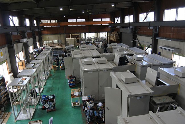 本社工場の製造部工場。新規製品の太陽光発電蓄電池用 電気設備を製造中だ