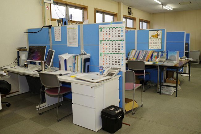 現場を担当している社員たちの、本社での仕事スペース。1人ずつ仕切られ働きやすいようになっている
