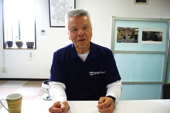 日本エコシスの歴史について説明する深町五一会長