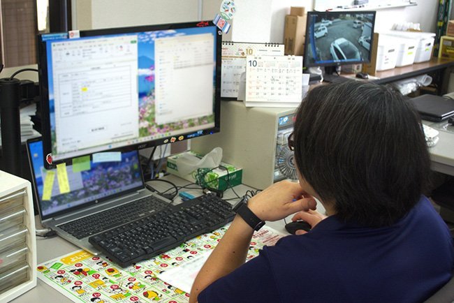 ネット上で各代理店からの報告書をチェックする監査役の内山さん