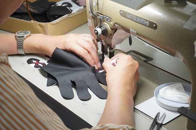 消費者からの意見やニーズをフィードバックすることで手袋づくりの更なる技術の蓄積につなげている