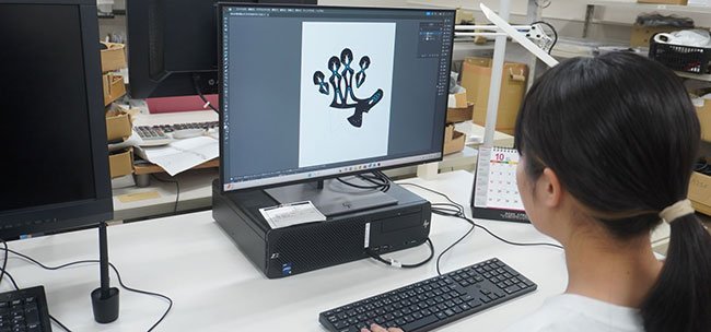 イラストレーターを活用して手袋をデザインする様子