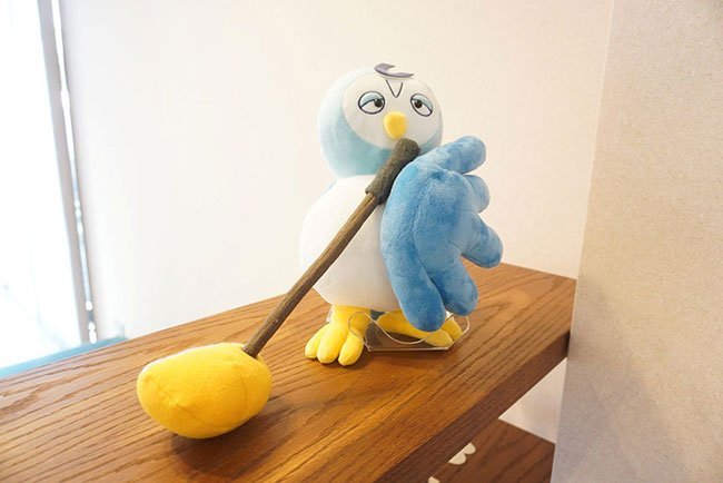 従業員が考案したオリジナルキャラクター「テブクロー」のぬいぐるみ