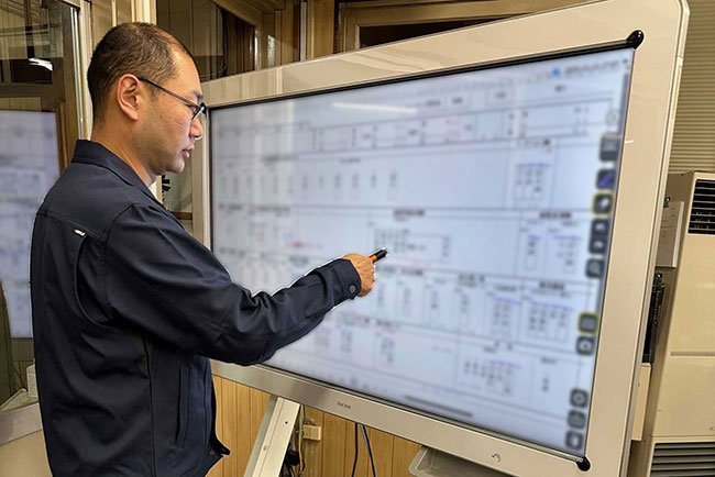 インタラクティブホワイトボード（電子黒板）により、度々変更される要員配置を確認しやすくなった