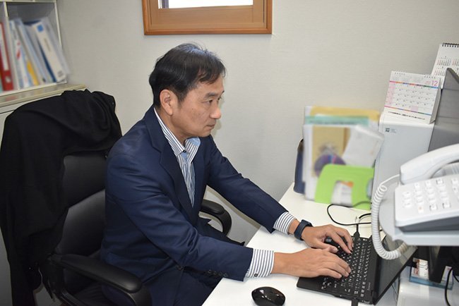 チャットツールのチェックを行う中野秀人代表。ICT化を進めたことで、効率化した仕事ができるようになった