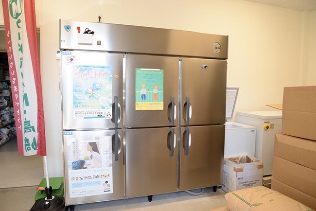地域の民間事業者から提供された食料が並ぶ保管庫。肉や米、加工食品まで幅広い品目の寄付が集まる。長期保存ができるよう冷凍冷蔵庫とコメの保冷庫を購入した