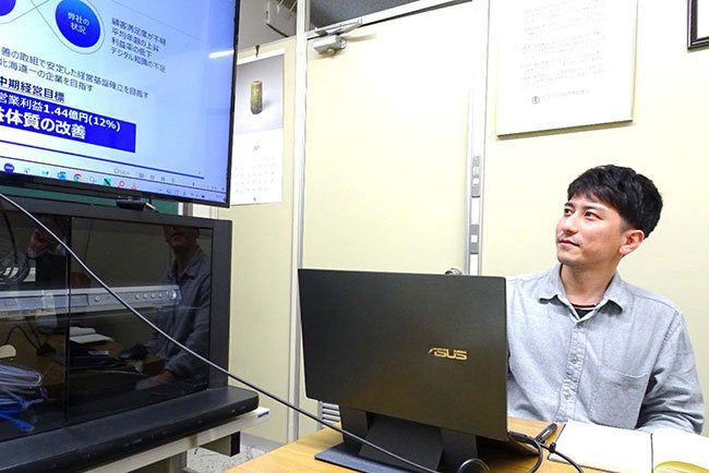 泉上和範取締役は「原価管理による利益の可視化で、どこを強化すれば収益が上がるか分かるようになった」と話す