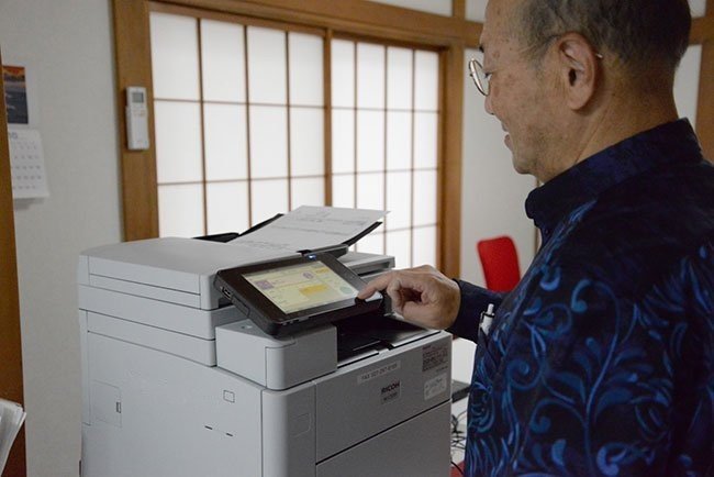 毎月月初にはケアマネジャーにケアプラン実績をFAXで送信する。利用者一人ずつの書面なので枚数は多く、以前は1日がかりの作業だったという。