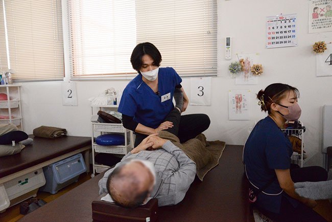 リハビリ特化型デイサービス コンパスには、若手の理学療法や作業療法士が数多く在籍している。