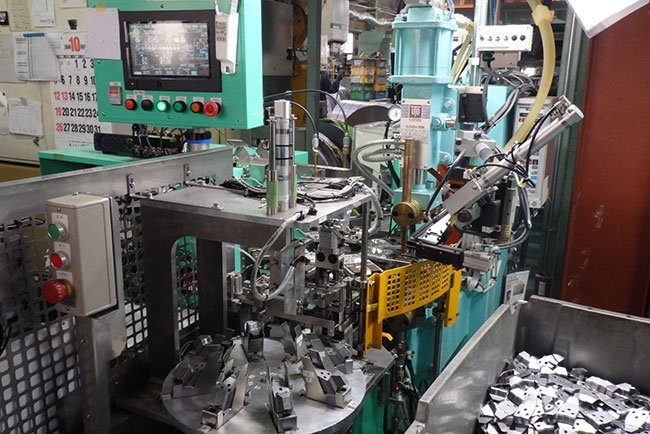 新田工場の自動化された溶接加工工程