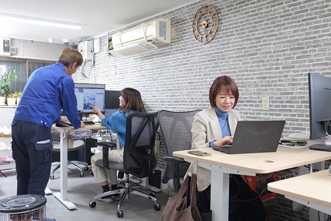 オフィスは社員がそれぞれの空間を有効活用して事務効率を改善している