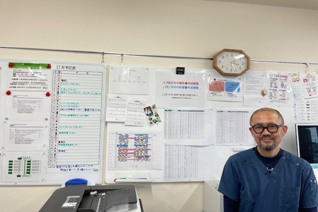 さまざまな情報を全員で共有するために壁に貼られた資料