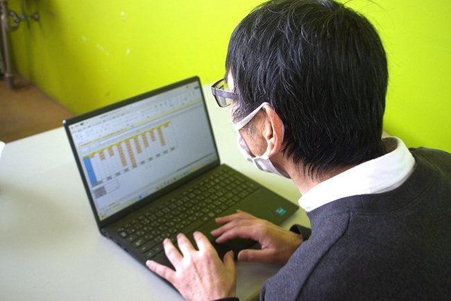 当面の作業内容などをチェックする廣田社長